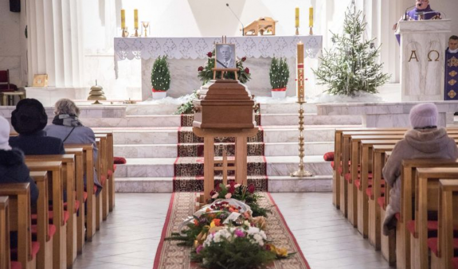 Na zdjęciu wnętrze kościoła Chrystusa Króla z trumną ze zdjęciem Aleksandra Rojewskiego