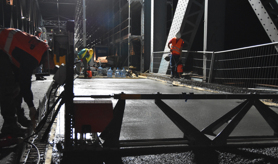 Na zdjęciu: nocne prace na moście