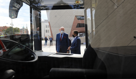 Na zdjęciu za szybą autobusową prezydent Michał Zaleski oraz prezes  Zbigniew Wyszogrodzki rozmawiają