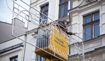 Na zdjęciu: montraż ozdób na ulicy Szerokiej