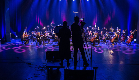 Realizatorzy obrazu nagrywają koncert Toruńskiej Orkiestry Symfonicznej