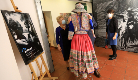 Darczyni pokazuje ludowy strój kobiecy z Peru