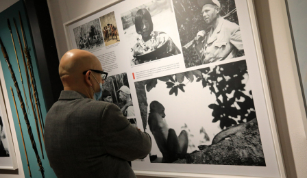 Mężczyzna przygląda się archiwalnym zdjęciom Tony'ego Halika, znajdujących się na wystawie w Muzeum Podróżników