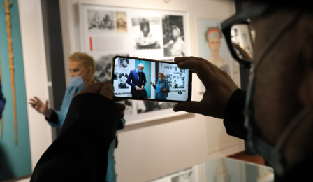 Mężczyzna robi zdjęcie elżbiecie Dzikowskiej rozmawiającej z prezydentem Michałem Zaleskim, widać ich w ekranie telefonu