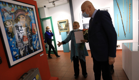 Prezydent michał Zaleski z Elżbietą dzikowską oglądają galerię portretów Tony'ego Halika