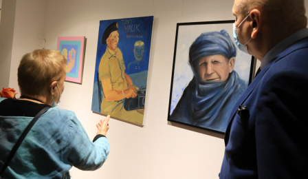 Prezydent michał Zaleski z Elżbietą dzikowską oglądają galerię portretów Tony'ego Halika