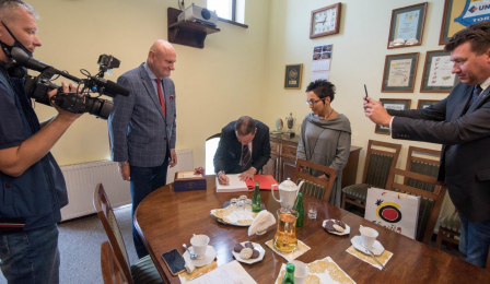 operator kamery z TV Toruń, prezydent Torunia, ambasador Hiszpanii, tłumaczka, pracownik robiący zdjęcie