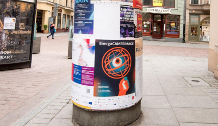 Plakaty festiwalu EnergaCamerimage nasłupach w miescie