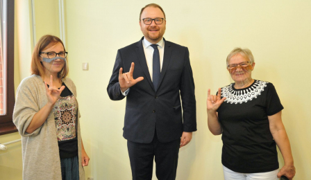 Grażyna Skrzeszewska i tłumaczka Sylwia Fedus uczą wiceprezydenta Torunia Pawła Gulewskiego języka migowego