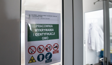Na zdjęciu drzwi wejściowe do pracowni wykrywania i identyfikacji GMO
