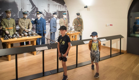 Dzieci zwiedzają ekspozycję w Muzeum Twierdzy Toruń.