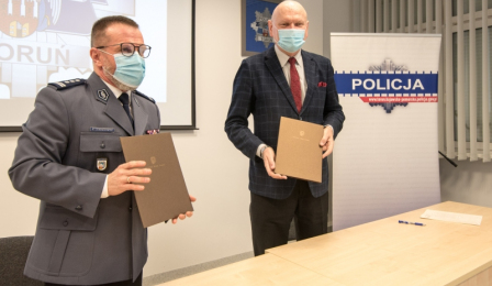 Na zdjęciu prezydent Michał Zaleski oraz komendant Maciej Lewandowski trzymają teczki z dokumentami