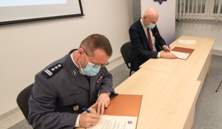 Na zdjęciu prezydent Michał Zaleski oraz komendant Maciej Lewandowski podpisują porozumienie