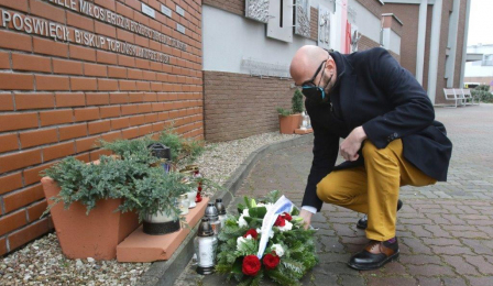 Na zdjęciu: Zbigniew Rasielewski składający kwiaty