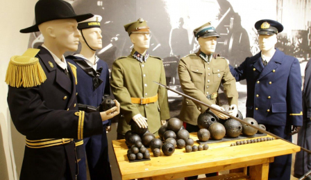 Manekiny żołnierzy na wystawie