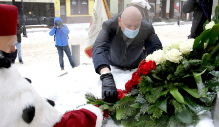 Kwiaty pod pomnikiem składa prezydent Torunia Michał Zaleski