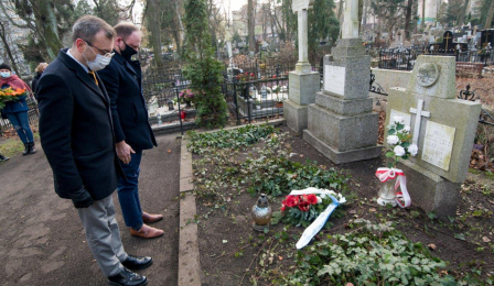 Zastępca prezydenta Paweł Gulewski i przewodniczący Rady Miasta marcin Czyżniewski pochylają głowy przy grobie Wandy Szuman
