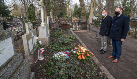 Zastępca prezydenta Paweł Gulewski i przewodniczący Rady Miasta marcin Czyżniewski stoją przy grobie Wandy Szuman