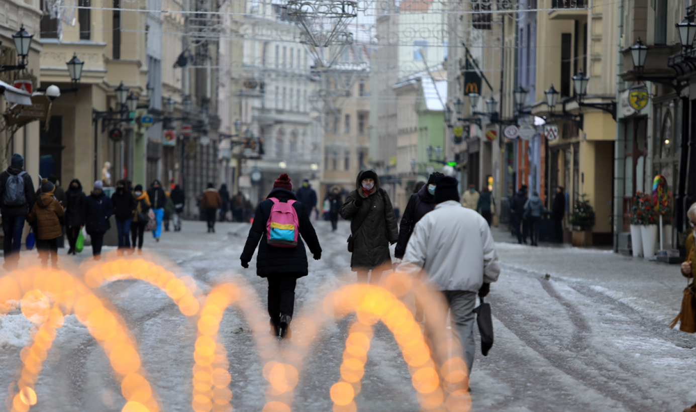 Ludzie na ośnieżonej ulicy Szerokiej, fot. Sławomir Kowalski
