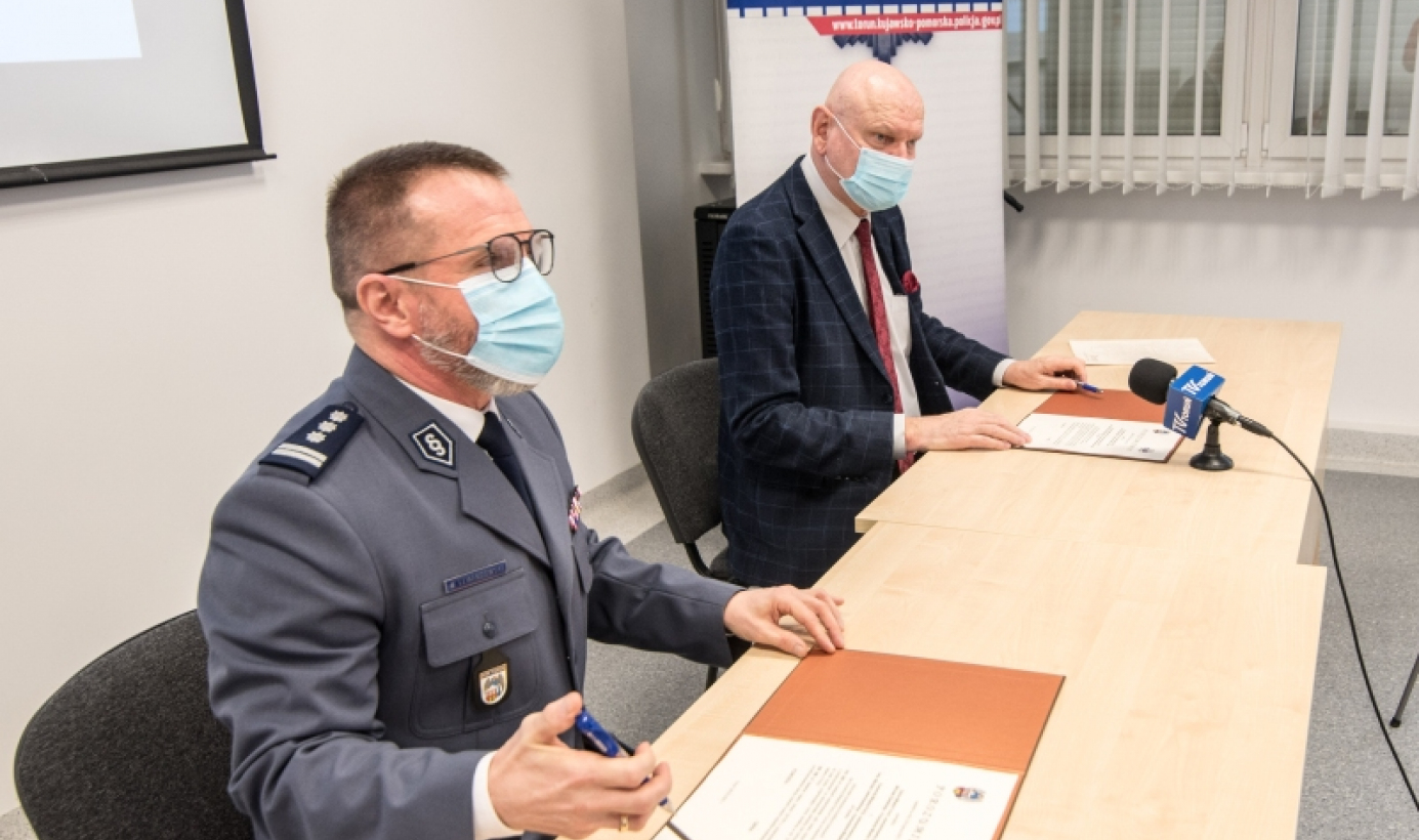 Na zdjęciu komendant Maciej Lewandowski podpisuje porozumienie, obok prezydent Michał Zaleski